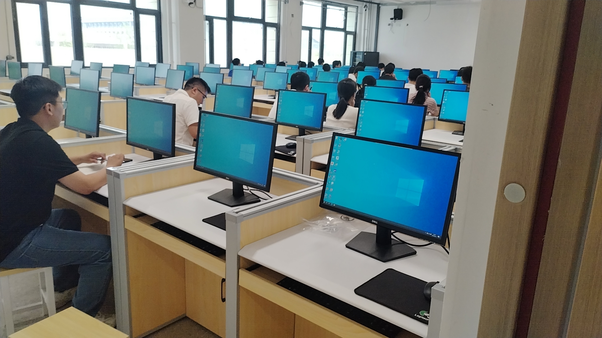 屏風(fēng)降下，做普通教室使用