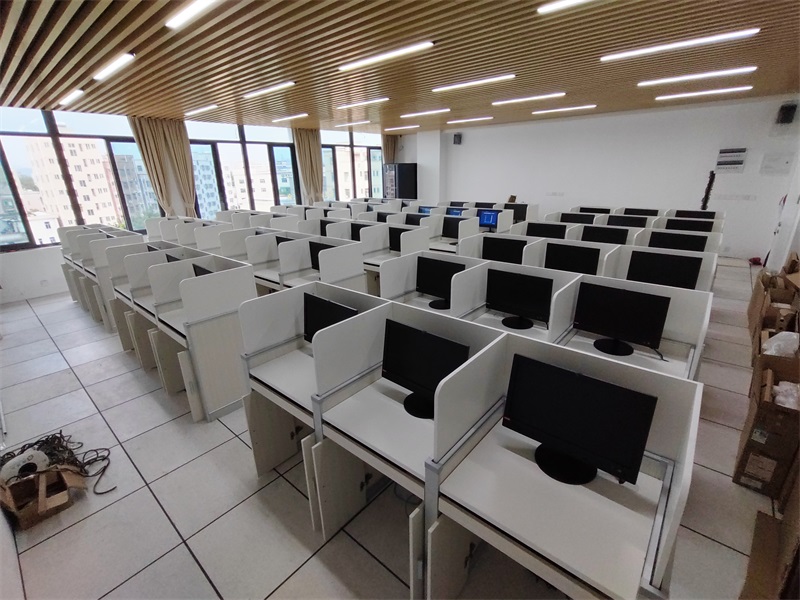 深圳市行知中學升降屏風計算機語音室